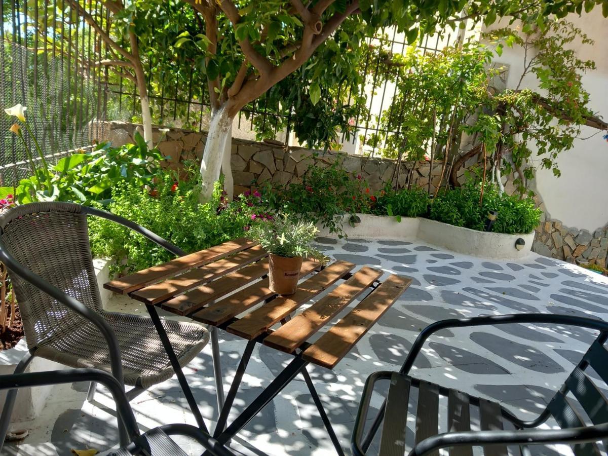 Studio In Garden Poros Town Exterior foto